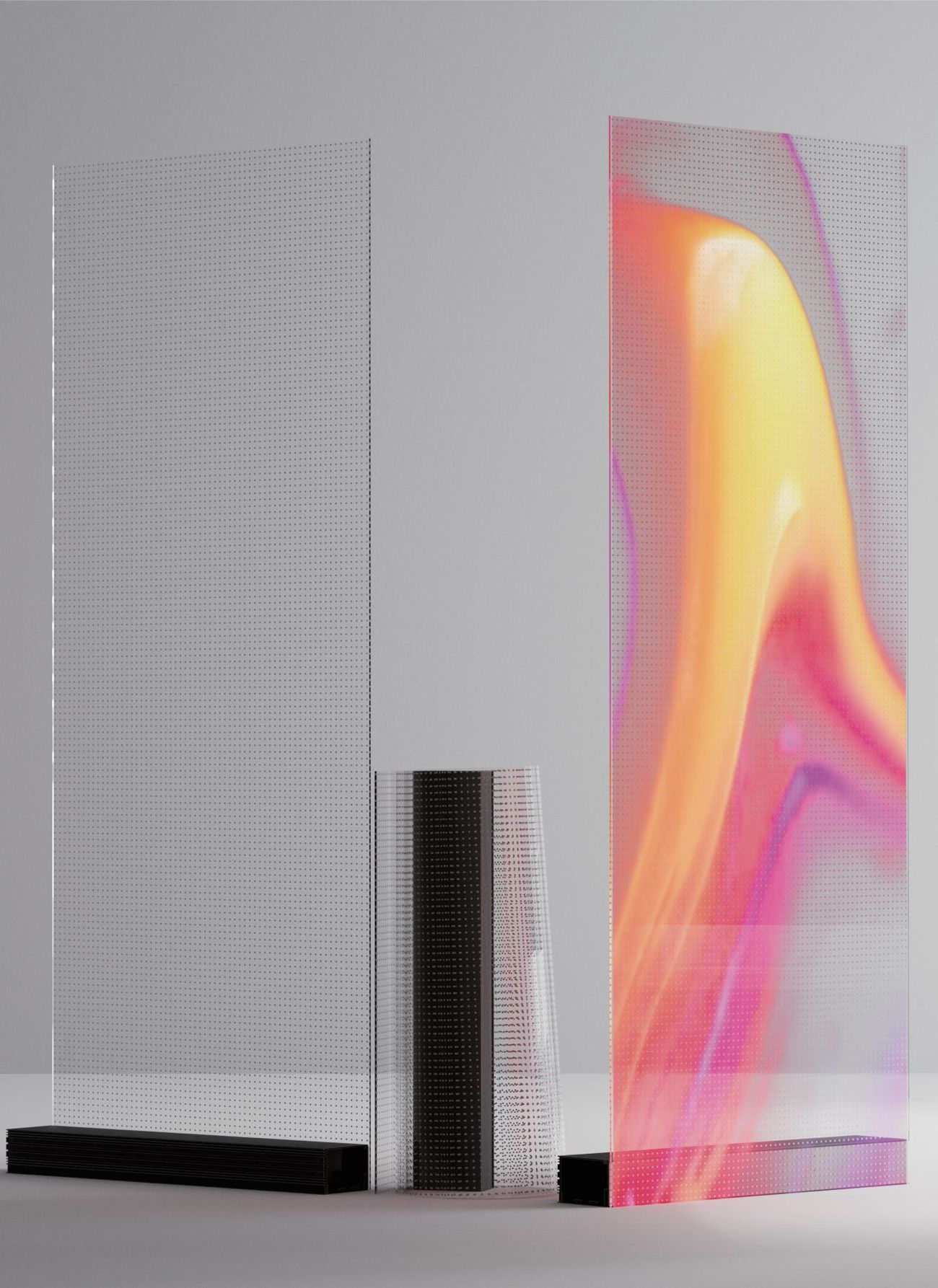 Film LED transparent sur son socle, contenu orangé et rose visible à travers le verre
